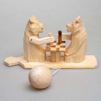 Деревянная богородская игрушка "Мишки играют в шахматы"