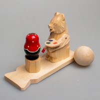 Деревянная богородская игрушка "Мишка красит матрешку"